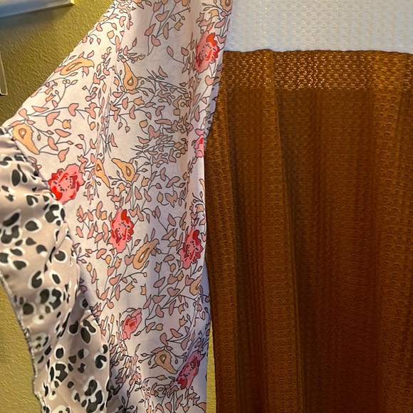 NWOT 2 top bundle XL - Picture 3 of 6